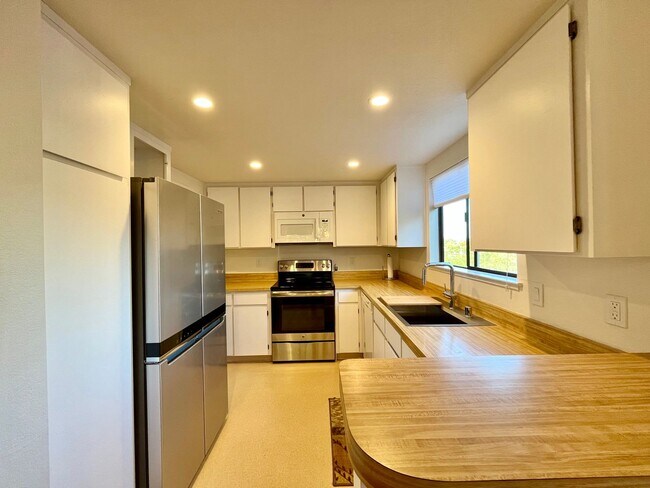 Foto del edificio - 2Bed/2Bath Central Novato Location with Po...