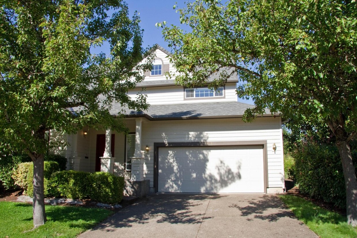 Primary Photo - Fantastic Bethany Home with Attached Garag...