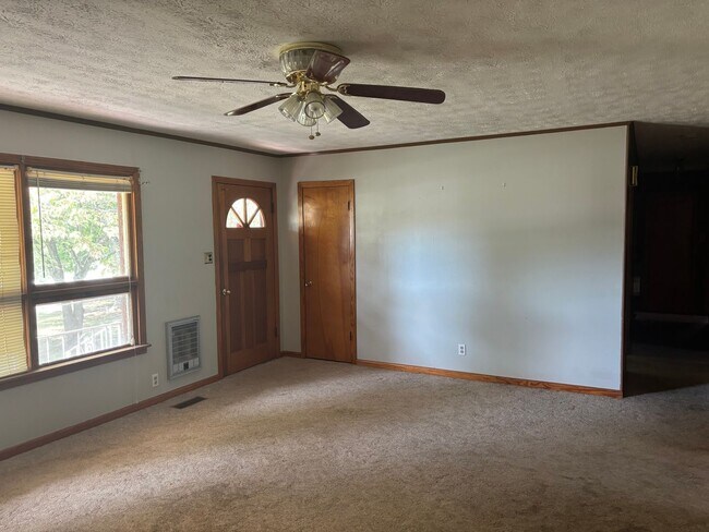 Foto del edificio - 3 bed / 2 bath  Carport, Large yard