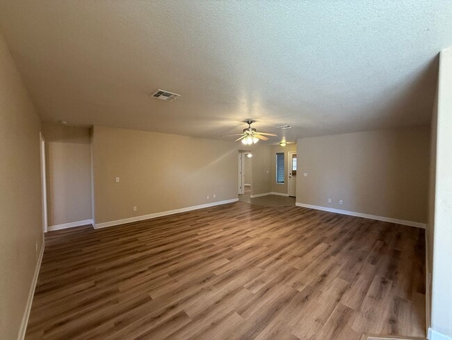 Building Photo - 3 Bedroom 2 Bathroom Home