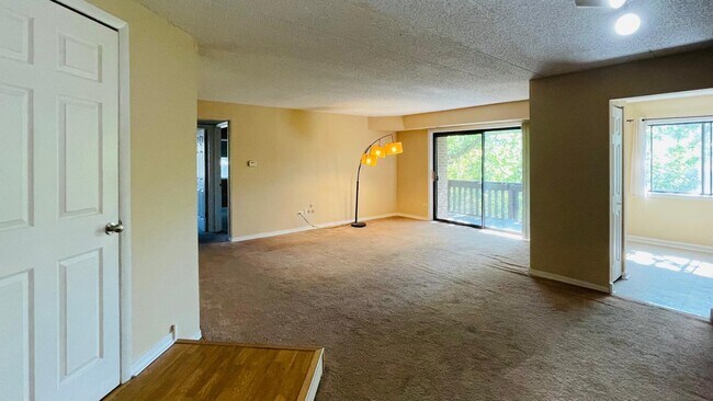 Foto del edificio - 6015 Lakeside Pl