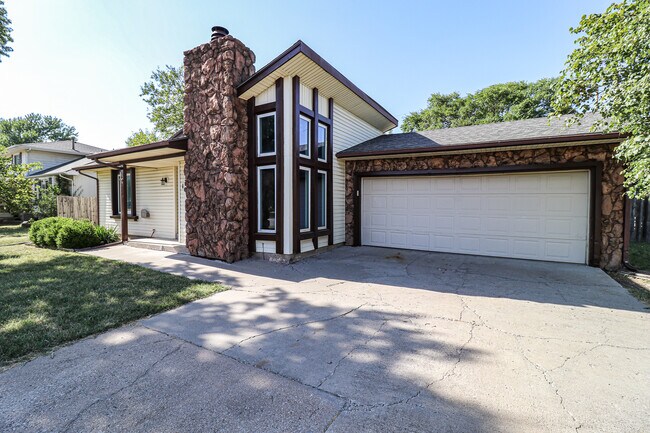 Building Photo - 108 Aaron Dr