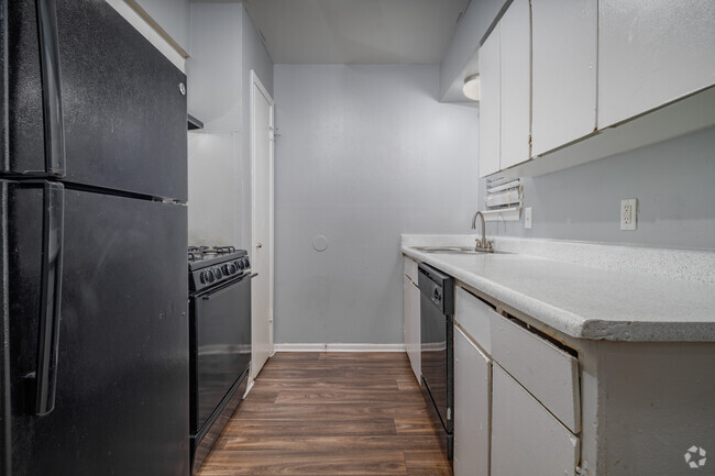 2BR, 2BA - 790SF - Kitchen - Marigold Apartments