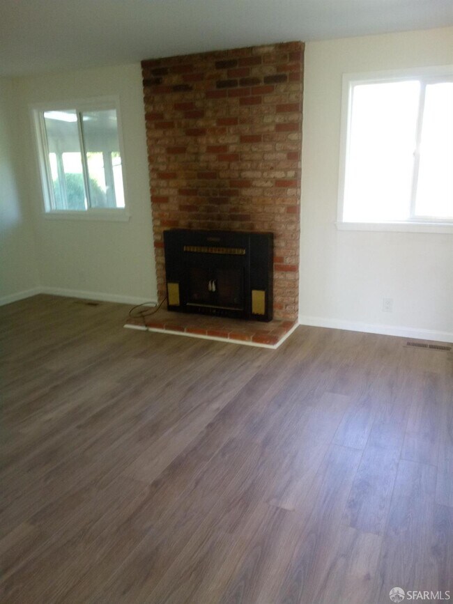 Building Photo - 3948 Majestic Dr