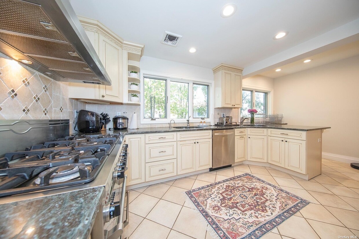 75 E Beech St Unit 1, Long Beach, NY 11561 Apartments in Long Beach