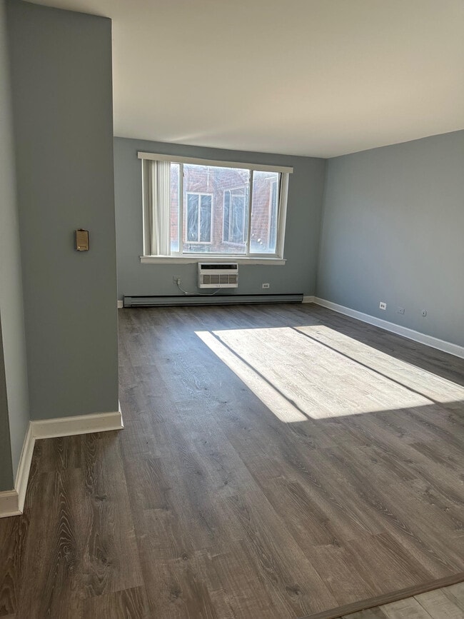 Building Photo - 3825 N Pine Grove Ave