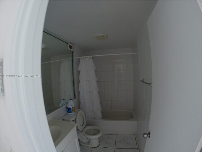 Building Photo - 400 Kings Point Dr