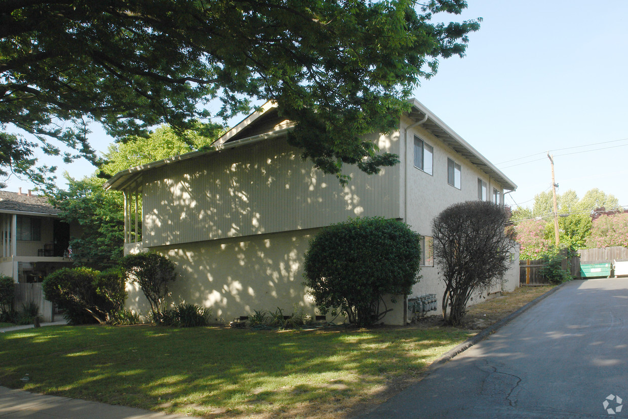 Building Photo - 2315 Pauline Dr