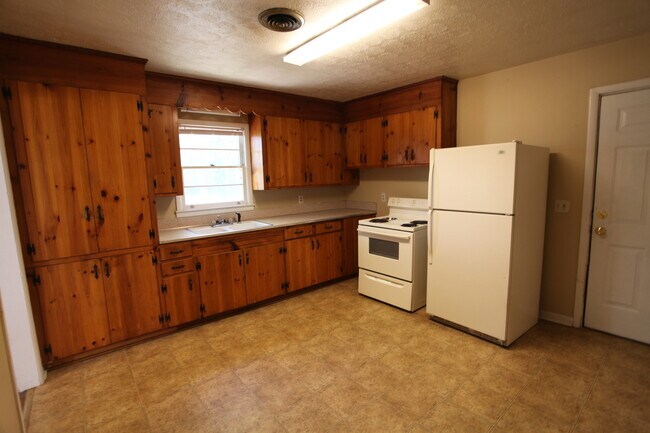 Foto del edificio - House For Rent Dean Road!