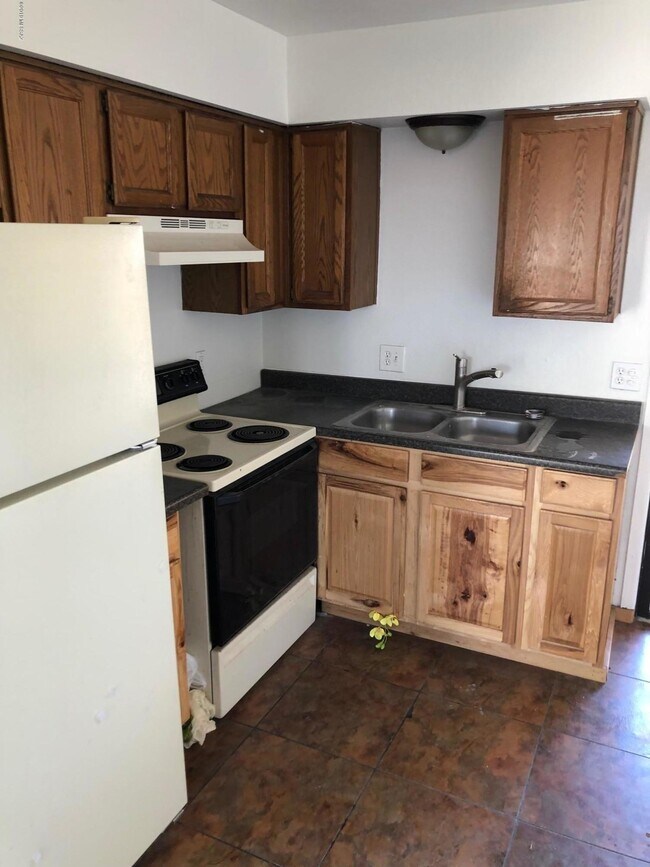 Building Photo - 1028 E Hedrick Dr