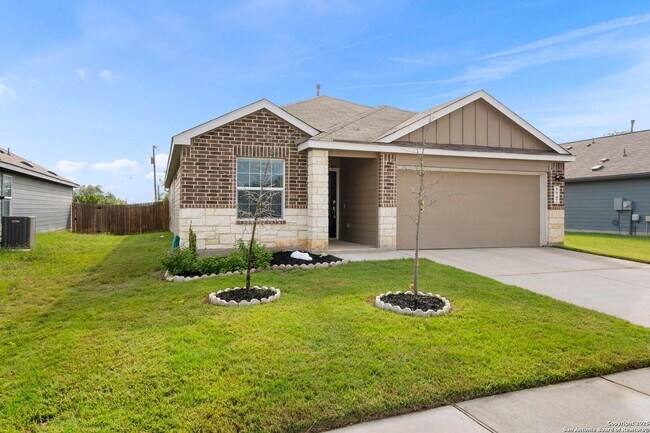 Foto del edificio - BEAUTIFUL 4-BEDROOM, SINGLE-STORY HOME IN ...