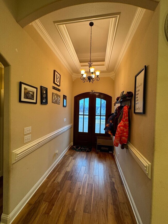 Building Photo - You will love the Floor Plan... Close to B...