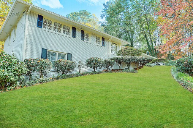Building Photo - 2499 Kingscliff Dr Ne