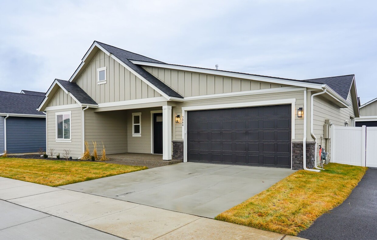 Foto principal - Incredible New 3 Bedroom Home in Post Fall...