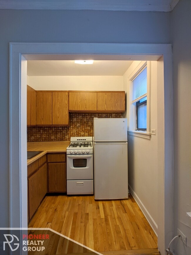 Building Photo - 737 W Belmont Ave