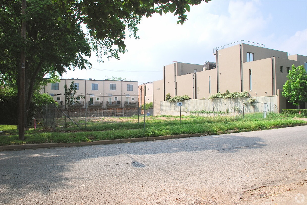 Building Photo - 4321 Travis St