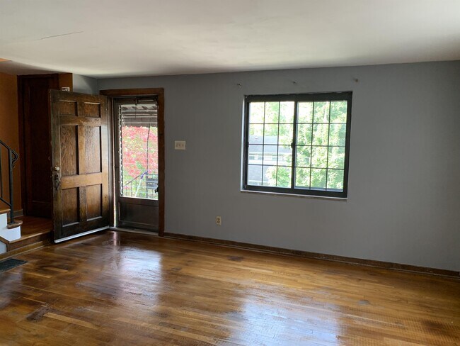 Building Photo - 1233 Oakglen St