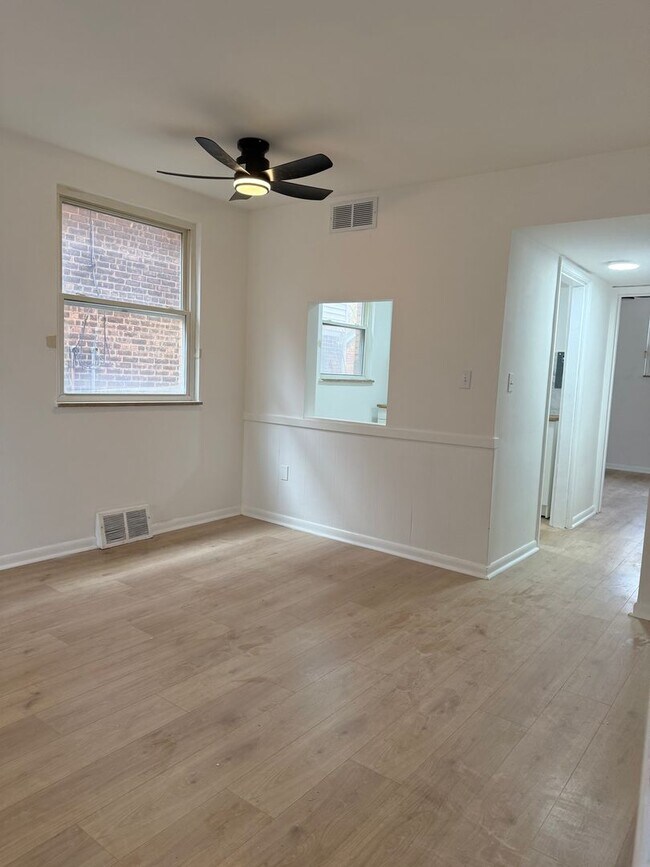 Foto del edificio - Spacious 1-Bedroom Apartment near the Lake!