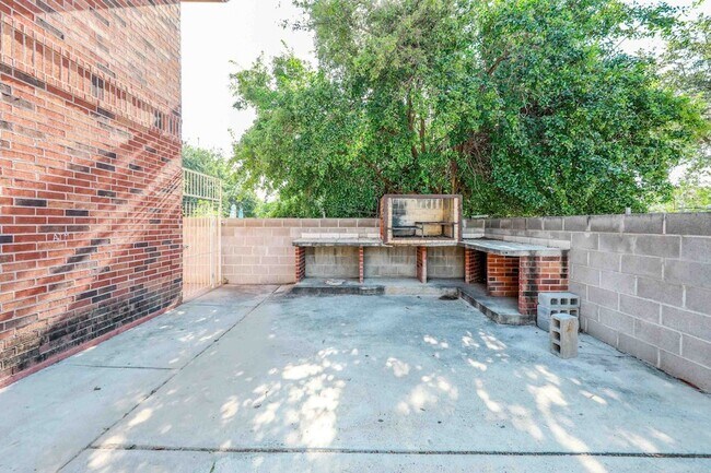 Foto del edificio - 2220 Santa Cleotilde Ave