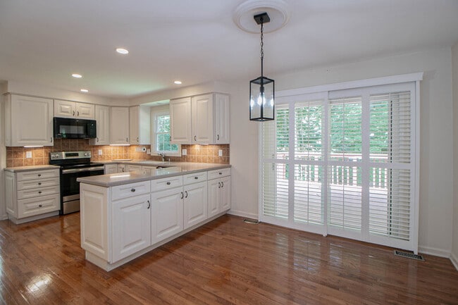 Building Photo - 815 Shady Bluff Trail