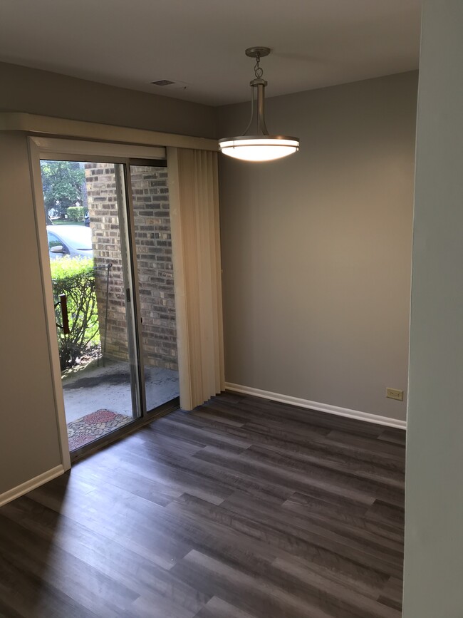 KITCHEN EATING AREA - 725 W Huntington Commons Rd