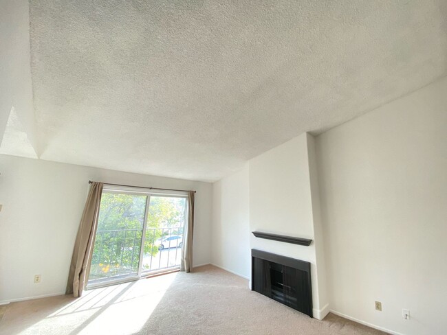 Building Photo - 1 Bedroom Condo in Pacific Beach.