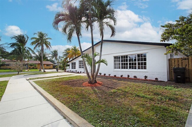 Foto del edificio - 17600 NE 2nd Ct