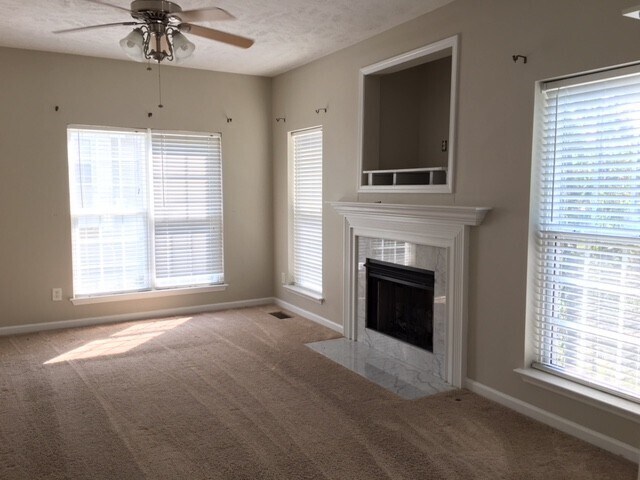Building Photo - Lots of space in this Old Hickory home