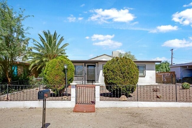 Building Photo - Spacious 3 Bed, 2 Bath Home Near UofA - Perfect Tucson Living!