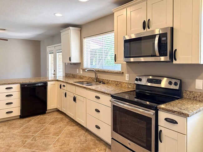 Foto del edificio - 3 Bedroom / 2 Bath / 2 Car Garage