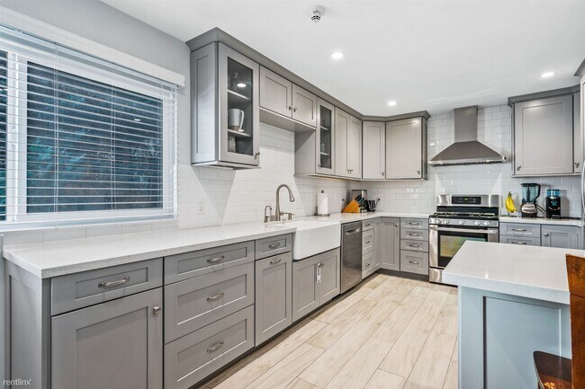 Foto del edificio - 2 br, 2 bath Townhome - 1911 Mathews Avenue 5