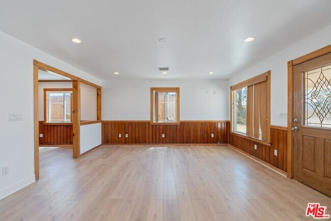 Foto del edificio - 42104 6th St