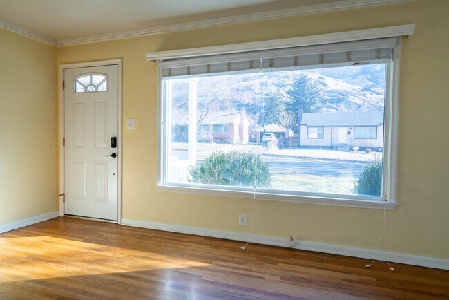 Foto del edificio - 3 Bed 1.5 Bath Updated Home with Private Fenced Backyard and Mountain Views