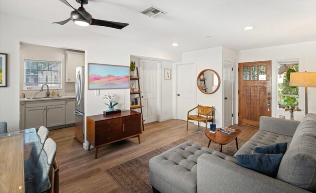 Building Photo - Downtown Santa Barbara 2 Bedroom