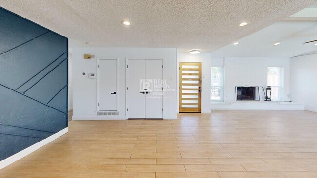 Foto del edificio - 4 bedroom Single-Story Home in Richardson Available for Rent