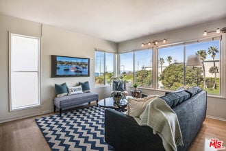 Building Photo - 460 Rosecrans Ave