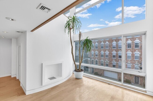 Building Photo - 611 MONROE St