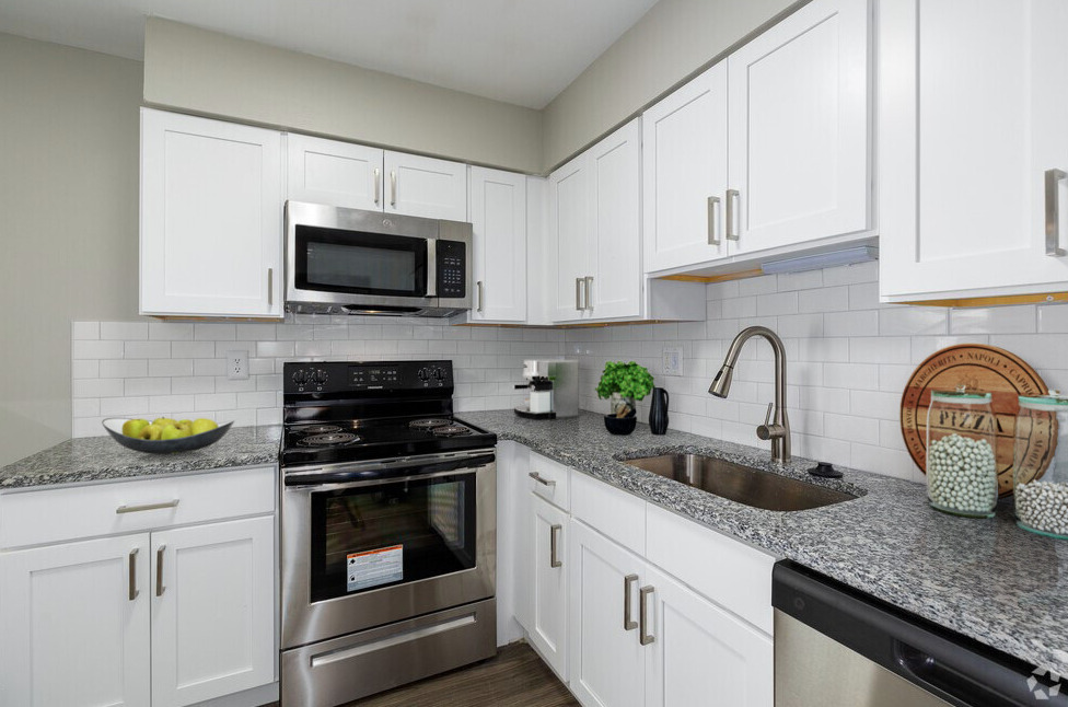 Cocina RECIENTEMENTE renovada - Carrollton Village Apartments