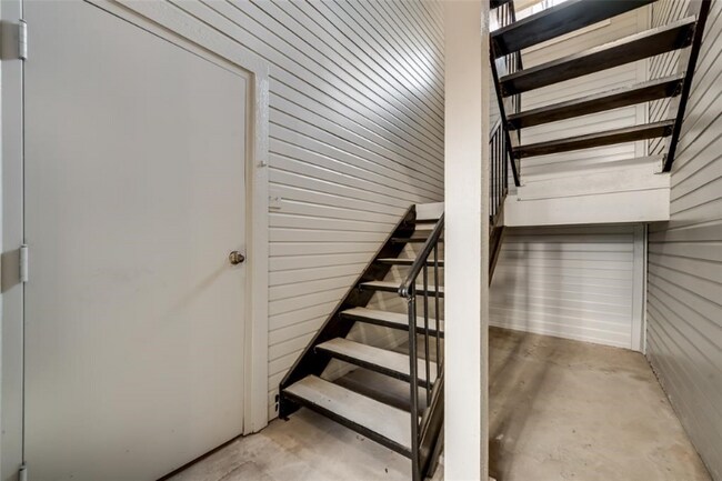 Building Photo - 14400 Montfort Dr