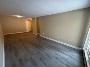 Building Photo - 225 Old Carriage Dr