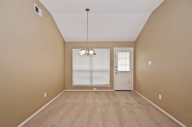 Foto del edificio - 6439 Royal Cedar Dr