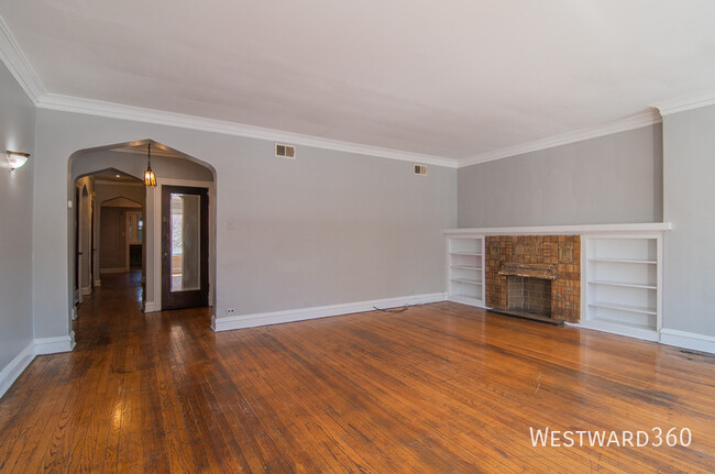 Building Photo - Spacious 2-Bedroom in South Shore – Large ...