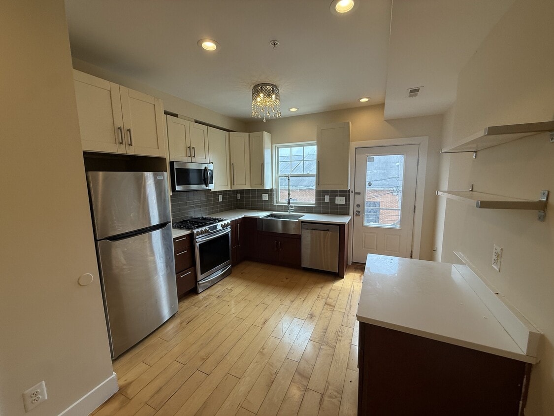 Primary Photo - 707 18th St NE
