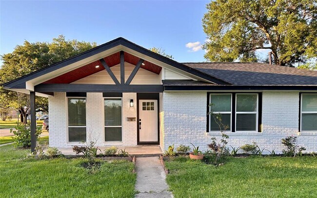 Foto del edificio - 8058 Longridge Dr