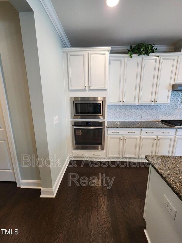 Building Photo - 712 Chelsea Grove Dr