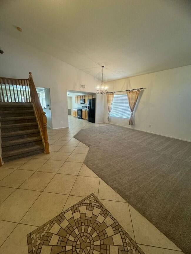 Foto del edificio - Spacious 4 bedroom with an office and pool
