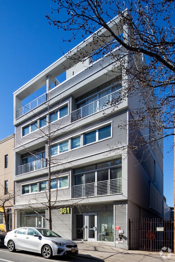 Primary Photo - 361 Manhattan Ave