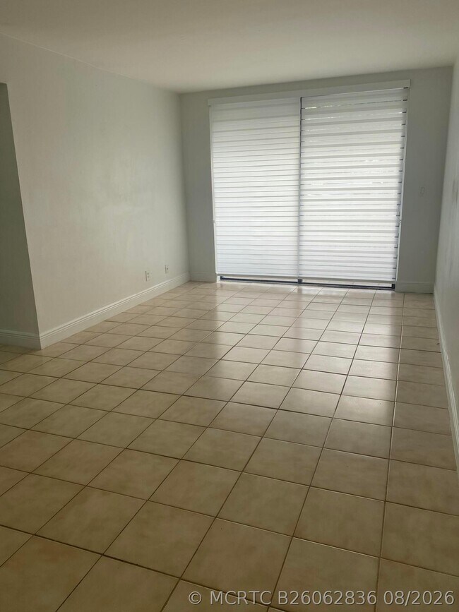 Foto del edificio - 8185 NW 7th St