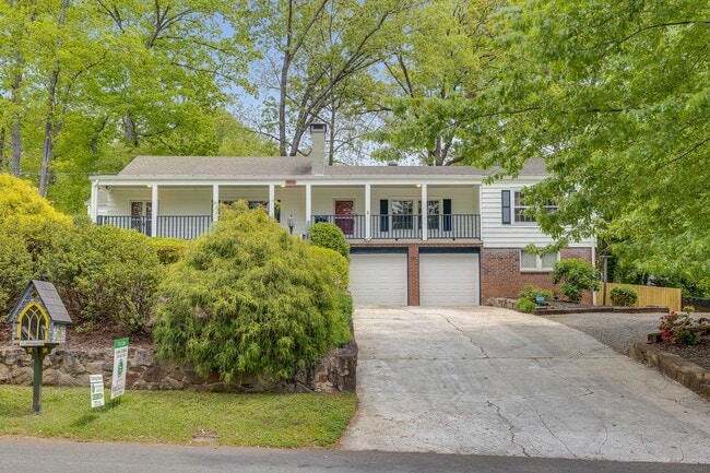 Building Photo - Spacious 3/2 w/ 2-Car Garage Two Blocks fr...