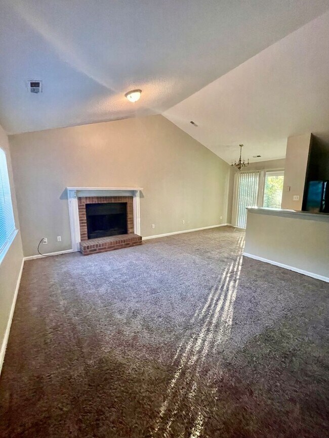 Building Photo - This Adorable 2 bedroom 2 bath duplex is l...